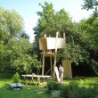 Slovinský drevený dom pri strome