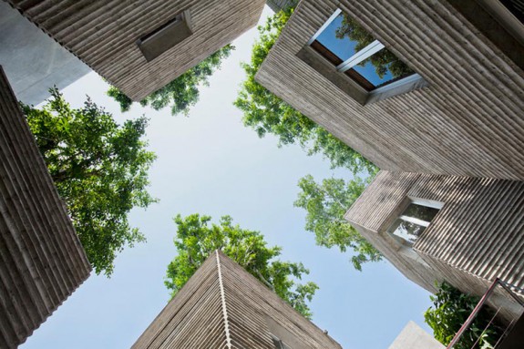 Vonkajšie steny sú vyrobené z monolitického betónu s bambusovým debnením. Foto: Hiroyuki Oki